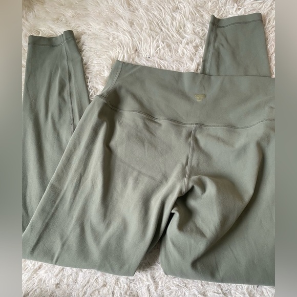 Aritzia Golden BUTTER Infinite Hi-Rise Legging - Picture 5 of 8